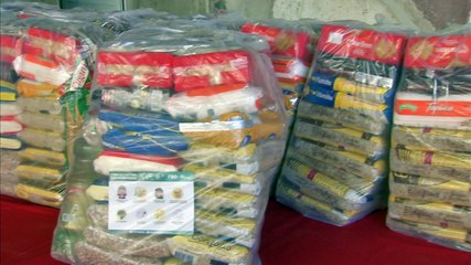 Fundação doa cestas básicas para famílias carentes