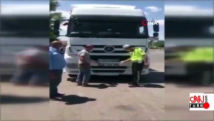 Son dakika haberi... Plaka gizlemek için yapılan düzenek polisi bile şaşkına çevirdi | Video