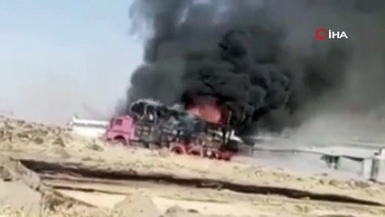 Elektrik tellerine temas eden saman yüklü kamyon alev alev yandı