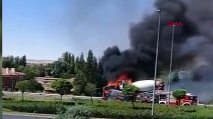 Kazada beton mikseri yüklü TIR yandı