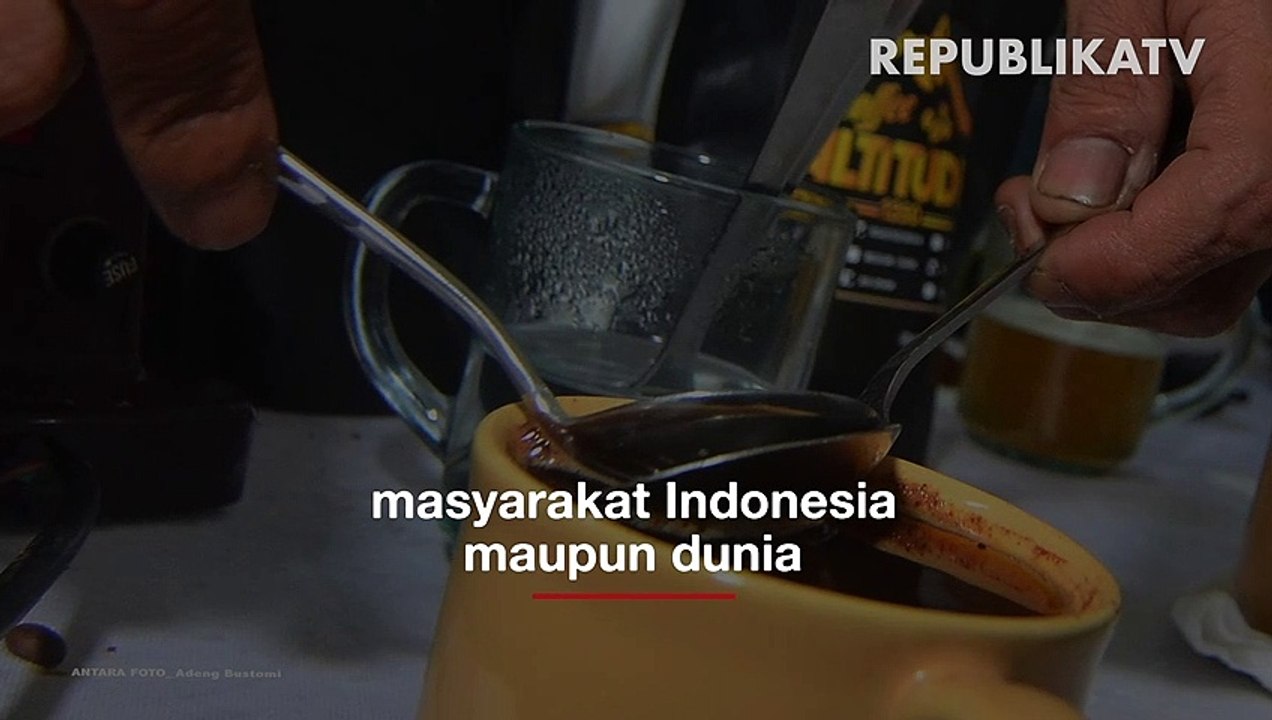 Petani memetik kopi robusta di Kawasan Kaki Gun...