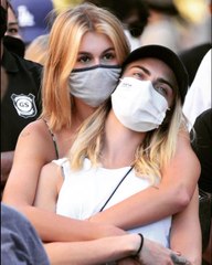 Cara Delevingne es fotografiada junto a la modelo Kaia Gerber