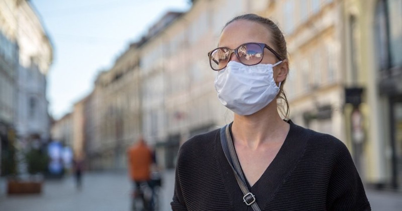 Le port du masque devient obligatoire à l'extérieur dans certaines villes du littoral, touchées par l'afflux de touristes