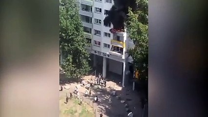 Dramático: arrojan a dos niños pequeños desde 12 metros para salvarlos de un incendio