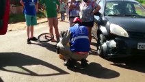 Criança de bicicleta atinge carro e fica ferida no Bairro Tarumã