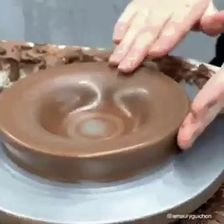 Il réalise une superbe sculpture  entièrement faite en chocolat