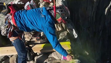 Dans les Alpes, un bivouac accroché aux cimes