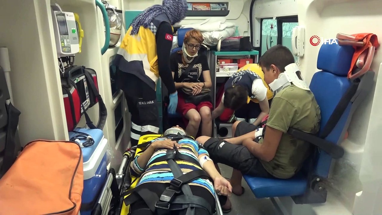 Samsun'da otomobil istinat duvarına çarptı: 3 yaralı