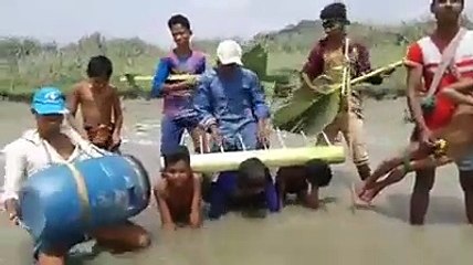 আম্মাজান গানটা সুন্দর তবে দোতরা বাজানো দেখে হাসি থামাতে পারলাম না।