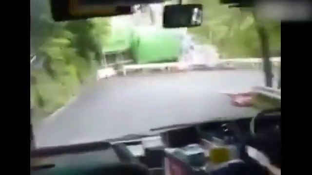 Ce chauffeur de bus roule à toute vitesse sur une route de montagne... terrifiant