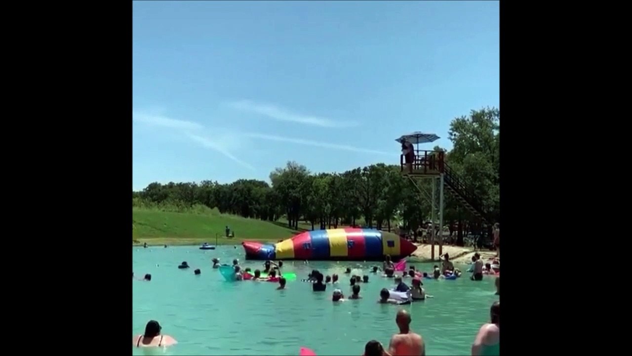 Cet enfant se souviendra de son saut en bouée... 30m de haut, ce n'était pas prévu
