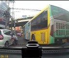 Un motard vraiment très chanceux face à un bus fou à Bangkok