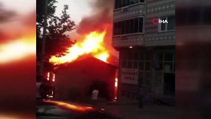 İki katlı bina alevler içinde kaldı