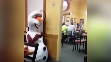 Boneco De Neve Assustando Funcionária Da Lanchonete