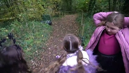 Sophia Isabella  e Alice Brincando de Halloween! no Parque