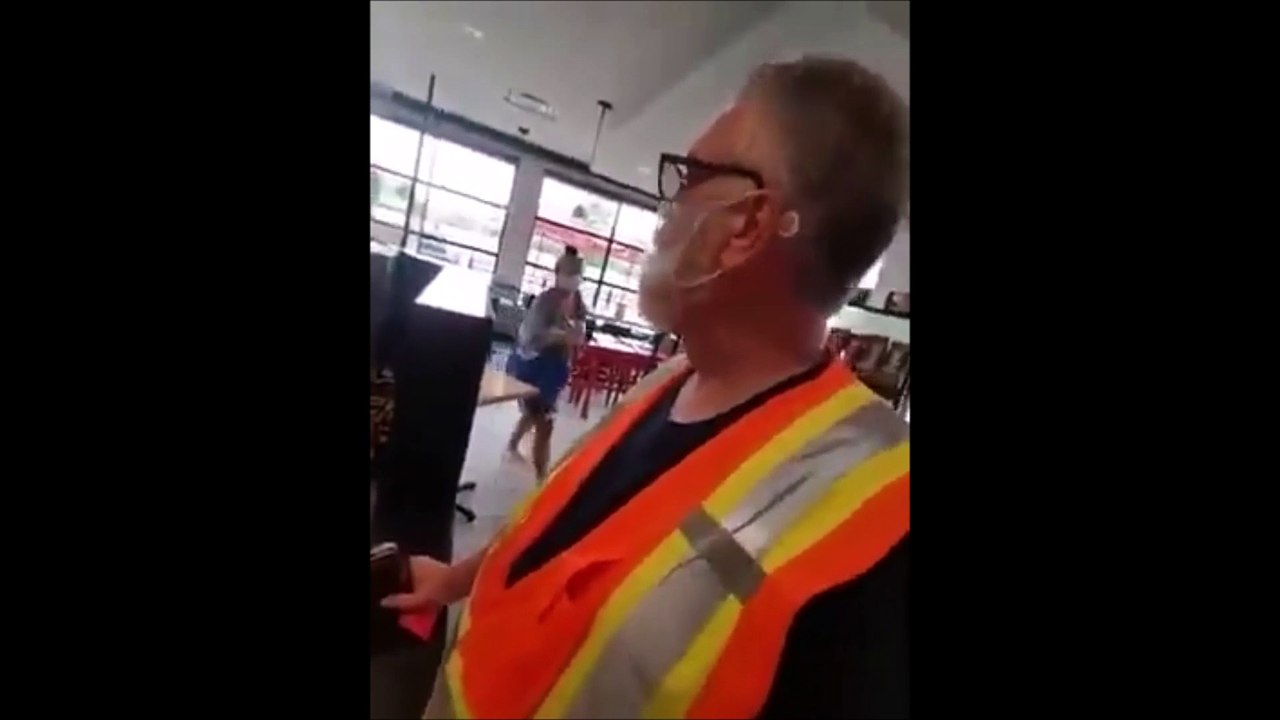 Le génie québécois en pleine action: Il se fabrique un masque en screen de porte-patio et va au Tim Horton