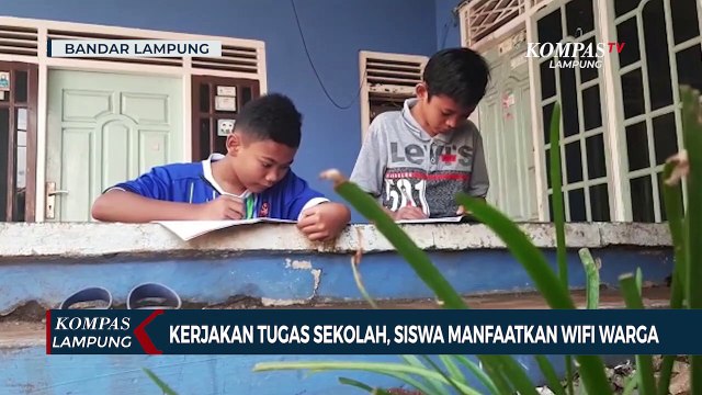 Kerjakan Tugas Sekolah, Siswa Memanfaatkan Wifi Warga