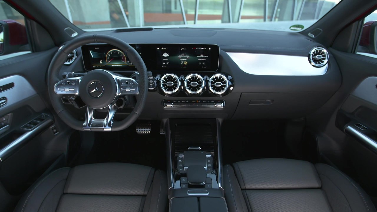 Der neue Mercedes-AMG GLA 35 4MATIC - Sportliches Interieur mit MBUX Infotainmentsystem