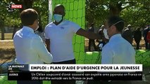 Regardez Emmanuel Macron qui a tombé la veste hier (mais gardé le masque et la cravate) pour jouer au foot avec des jeunes de banlieue