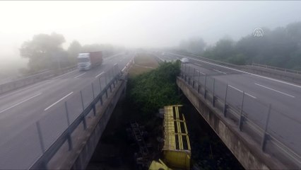 Anadolu Otoyolu'nda biber yüklü tır köprüden düştü: 2 yaralı - Drone - DÜZCE