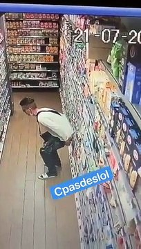 Ce jeune homme fait ses besoins dans un magasin