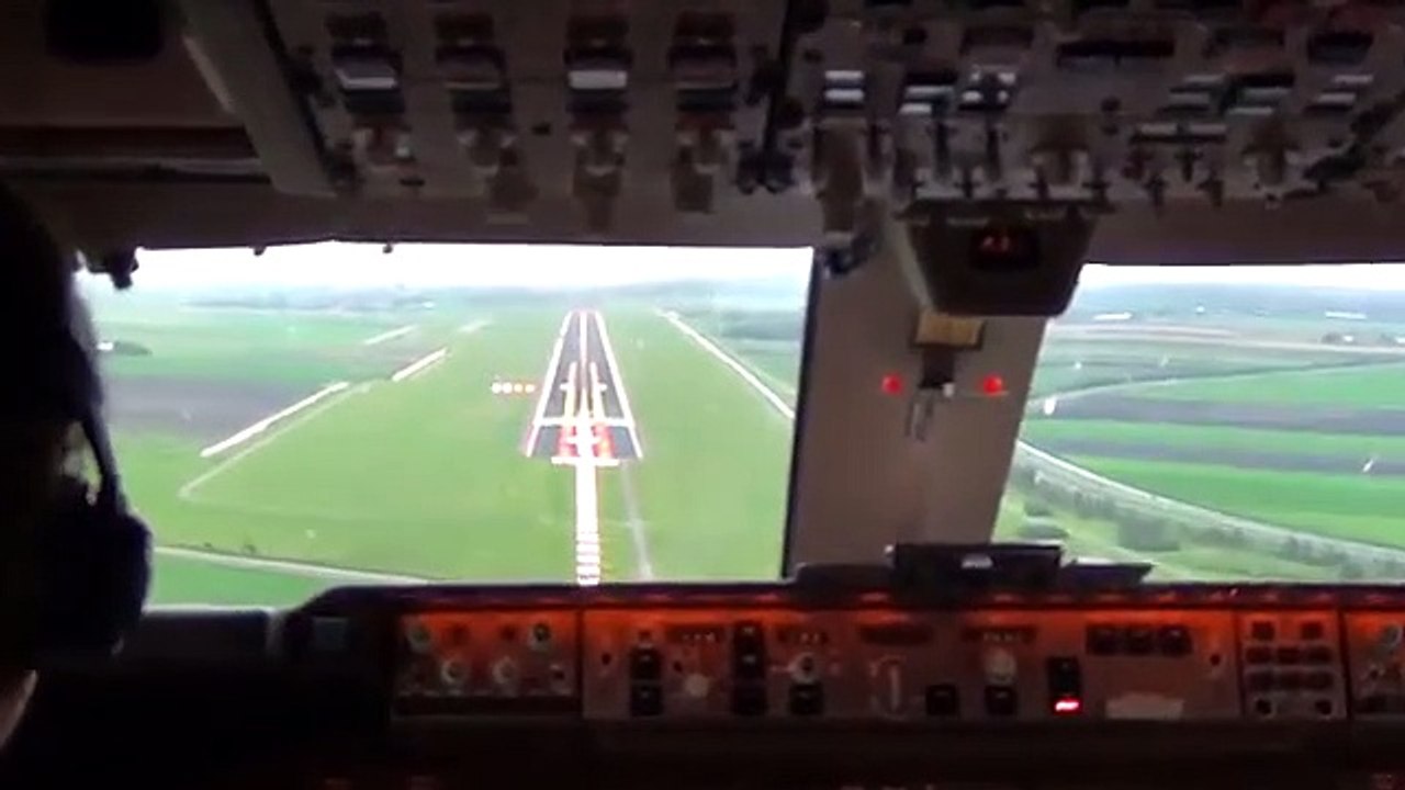 Cockpit view - Boeing 747-400F Landing Amsterdam Schiphol