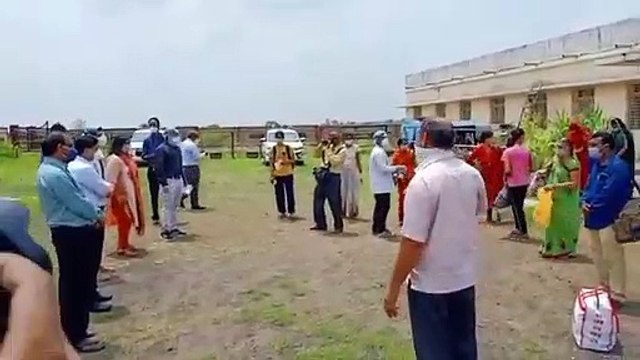 शाजापुर: जिले से 56 मरीज स्वस्थ होकर लौटे घर, कलेक्टर सहित प्रशासनिक अमले ने दी बिदाई