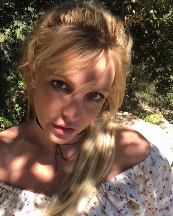 Britney Spears sans maquillage ! Elle choque ses fans avec une photo au naturel... elle est "rajeunie"