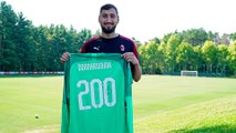 Le 200 presenze di Gigio: la premiazione a Milanello