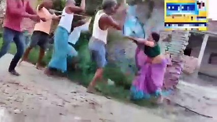 इस महिला के साहस को देखें, कई पुरुषों के साथ अकेले लड़ रही है