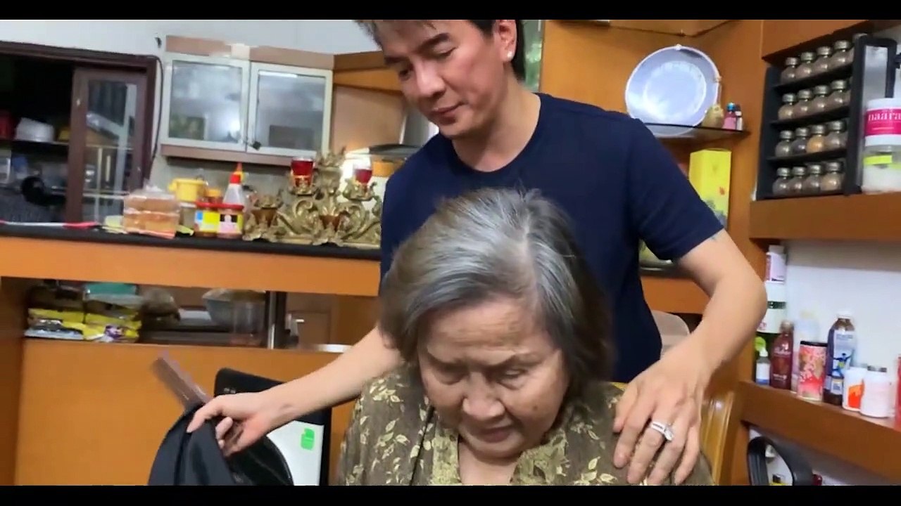 Đàm Vĩnh Hưng làm tóc cho mẹ Hoài Linh,