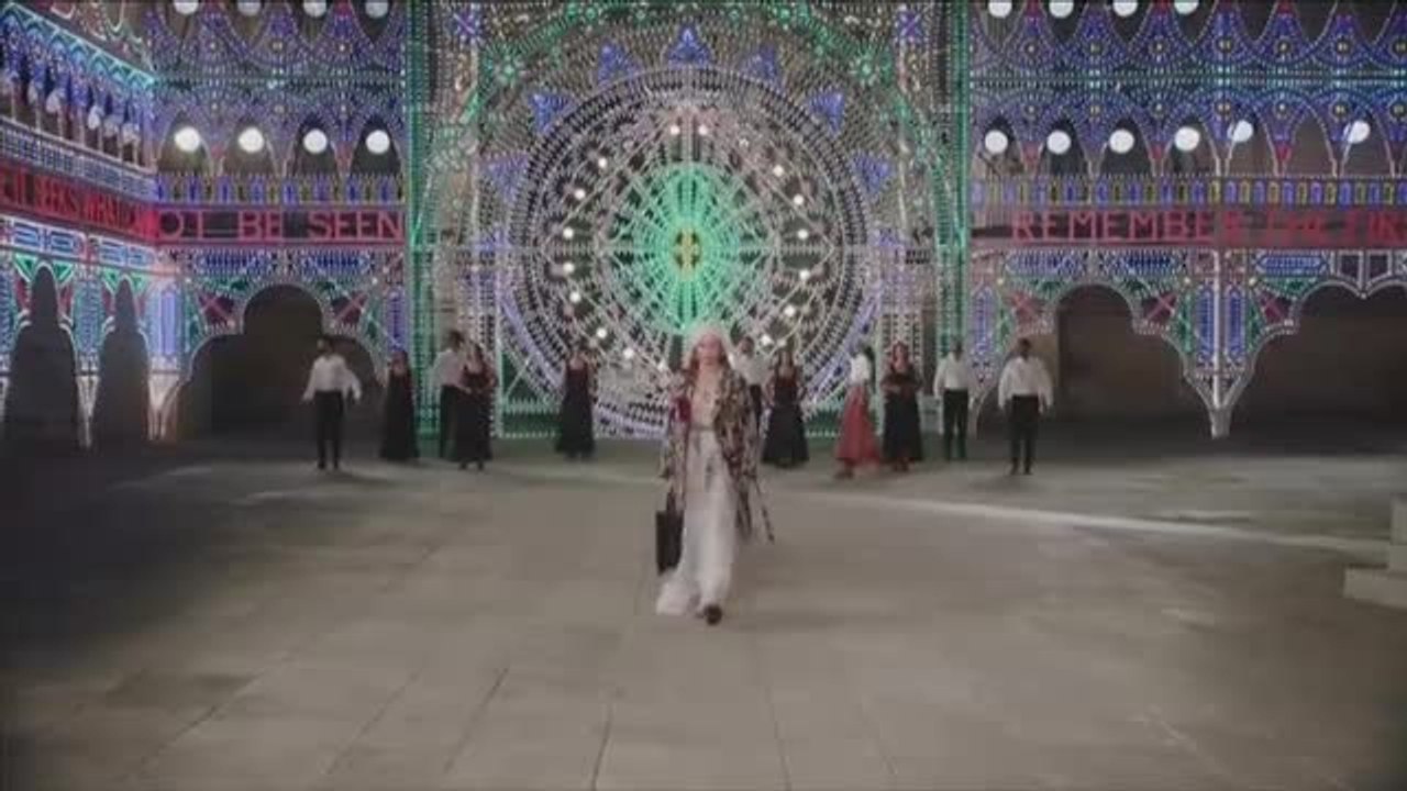 Dior presenta su colección de otoño con un espectáculo de luces y danzas