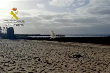 Destruyen un detonador en una playa de Lanzarote