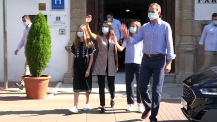 Los Reyes Felipe y Letizia y sus hijas abandonan Mérida