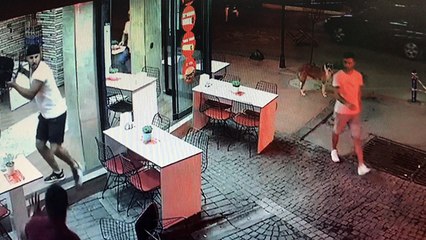 Yolda yürürken çarpıştılar, kavgaya tutuştular