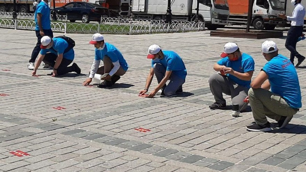 Ayasofya’da cuma namazı öncesi sosyal mesafe çalışması