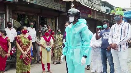 "خوذات ذكية" في بومباي للوقاية من كورونا في مدن الصفيح المكتظة