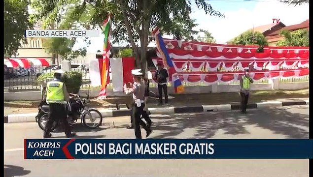 Polisi Bagikan Masker Saat Razia