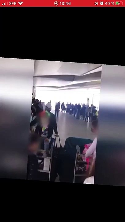 Les images de ces gens 'entassés' sans distanciation sociale dans un aéroport font le tour des réseaux