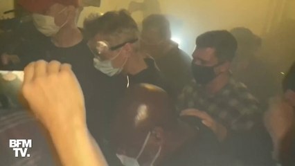 Télécharger la video: Le maire de Portland, venu apporter son soutien aux manifestants, se retrouve pris dans les gaz lacrymogènes