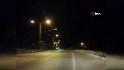Kamyonun arkasında patenle tehlikeli yolculuk