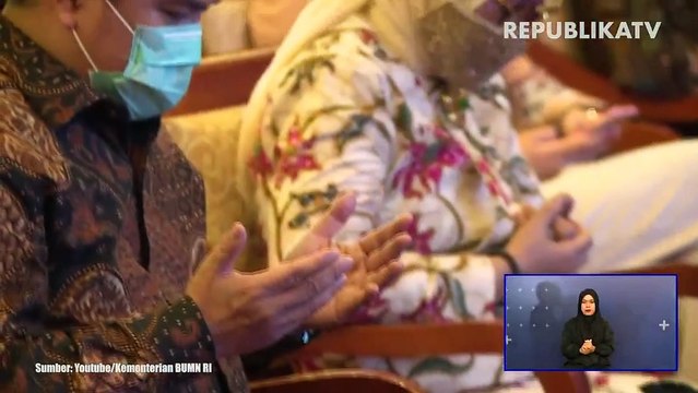 Menteri BUMN Erick Thohir bertukar dokumen dengan Menteri Ketenagakerjaan Ida Fauziyah saat menandatangani nota kesepahaman bersama antara Kementerian Ketenagakerjaan dengan Kementerian BUMN di Kantor Kementerian Ketenagakerjaan, Jakarta.