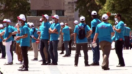 Ayasofya çevresinde Cuma namazı için sosyal mesafe işaretleri yapıştırıldı