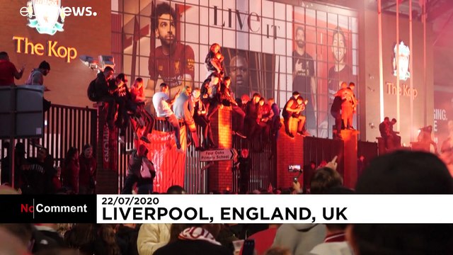 Liverpool şampiyonluk kupasını kaldırdı, taraftarlar 30 yıl sonra gelen şampiyonluğu kutladı