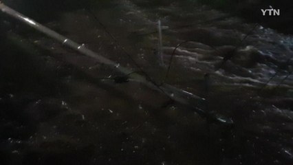 불어난 빗물에 전봇대 쓰러져...850가구 한때 정전 / YTN