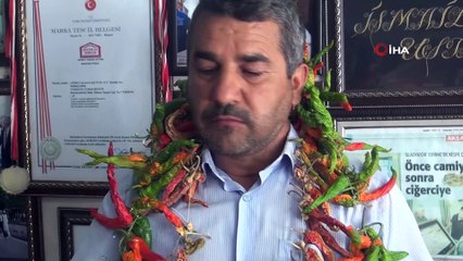 Tava ciğer biberlerini çekirdek gibi yiyor