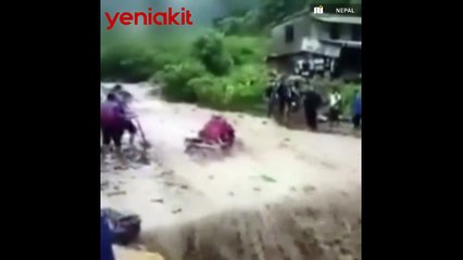 Taşan nehre aldırış etmeyen motorcu sel sularına kapıldı