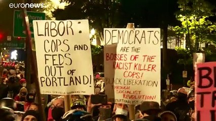 Скачать видео: Wut und Gewalt in Portland nach Einsatz von Bundespolizei