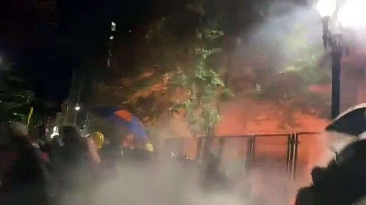 Portlands Bürgermeister bei Protesten von Tränengas getroffen