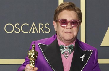 La exmujer de Elton John demanda al cantante por hablar de su matrimonio en su nuevo libro